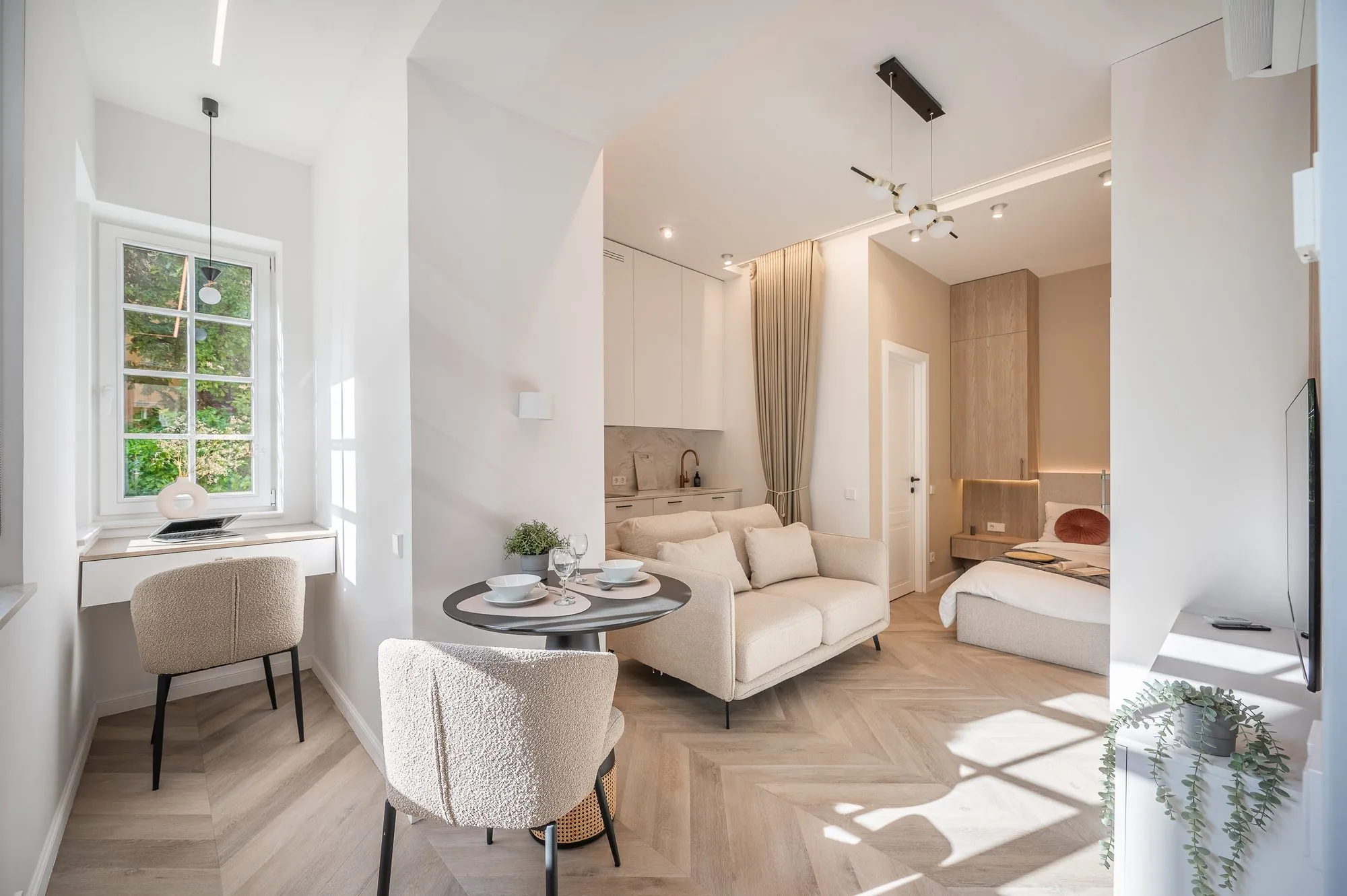 Nº 3 šviesi svetainė su sofa ir miego zona